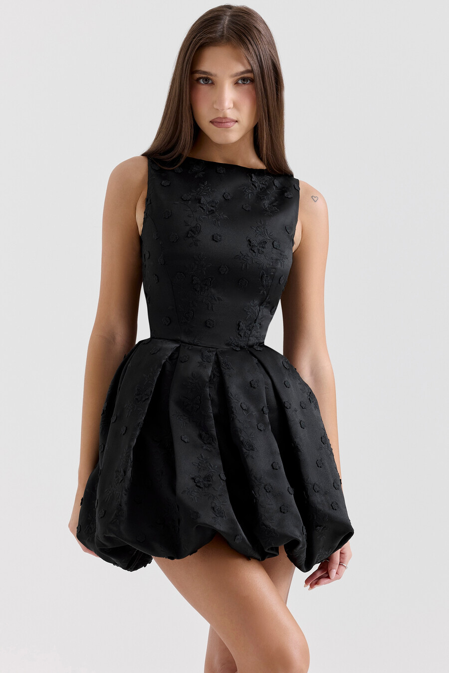 schwarzes rückenfreies besticktes mini-puffballkleid
