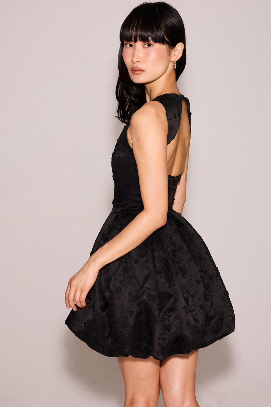 schwarzes rückenfreies besticktes mini-puffballkleid
