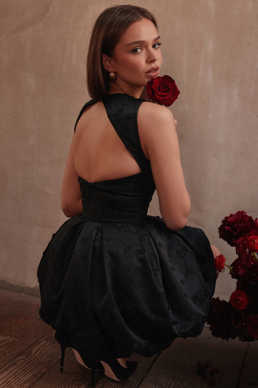 schwarzes rückenfreies besticktes mini-puffballkleid