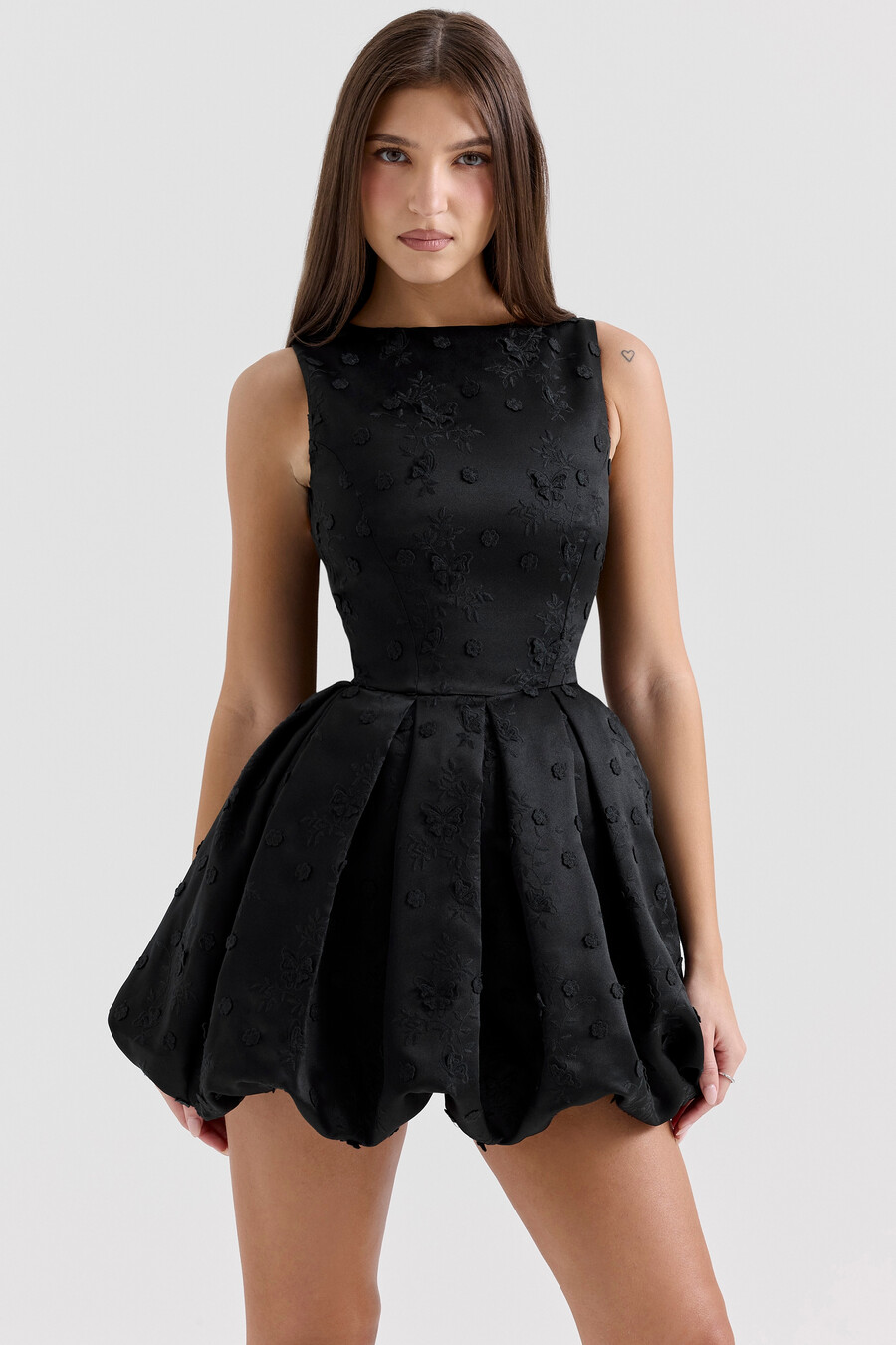 schwarzes rückenfreies besticktes mini-puffballkleid