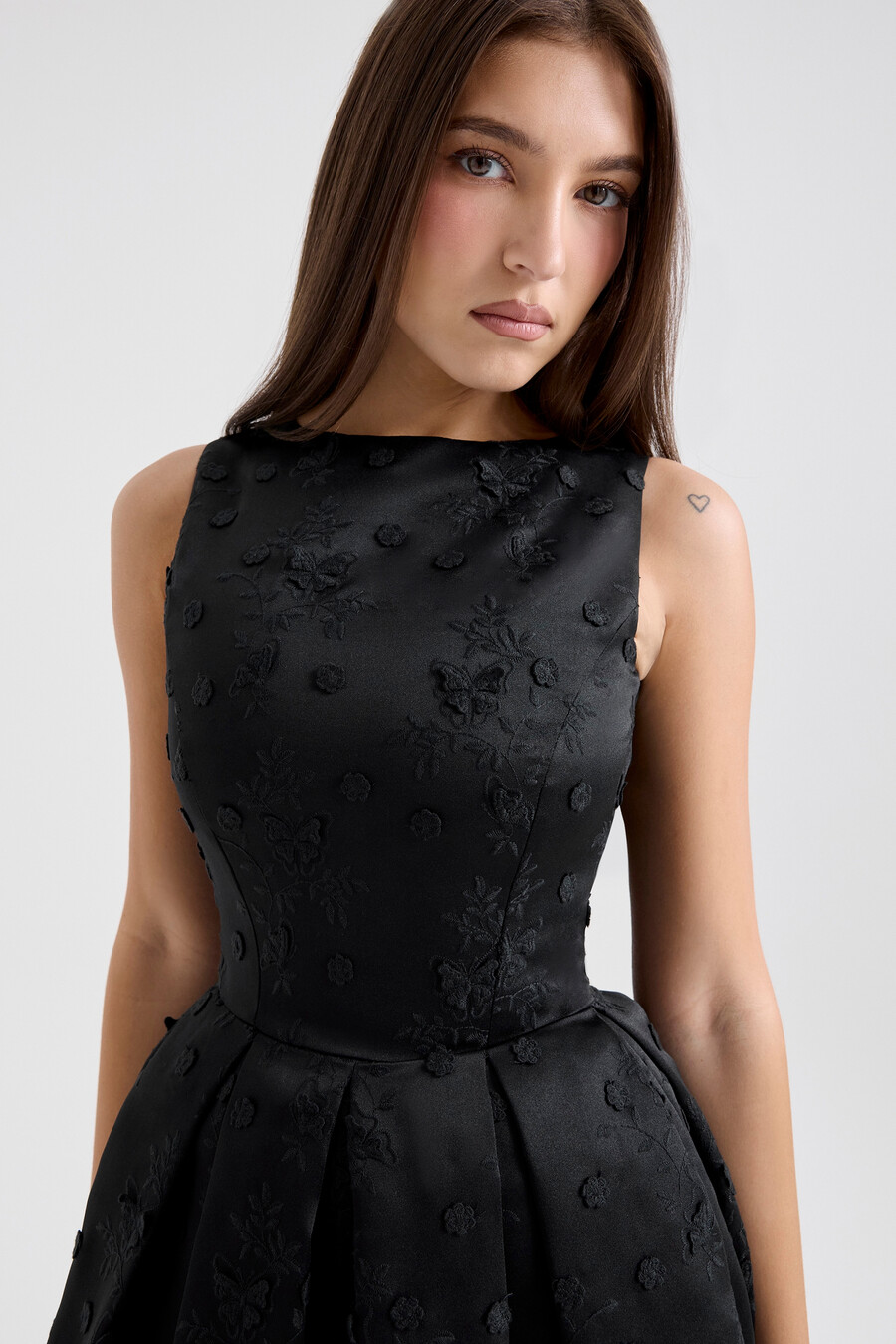 schwarzes rückenfreies besticktes mini-puffballkleid