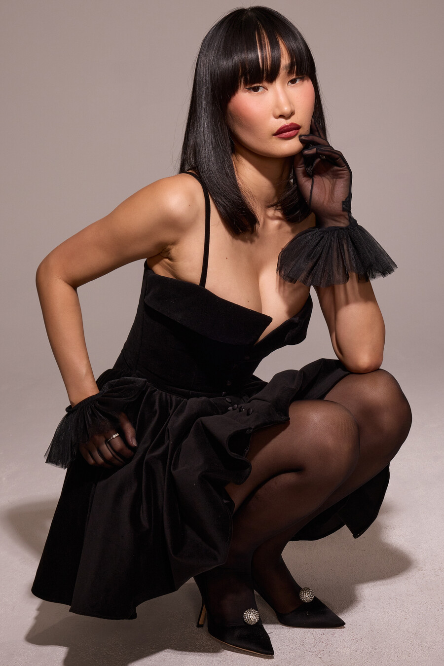 schwarzes minikleid aus samt und tüll