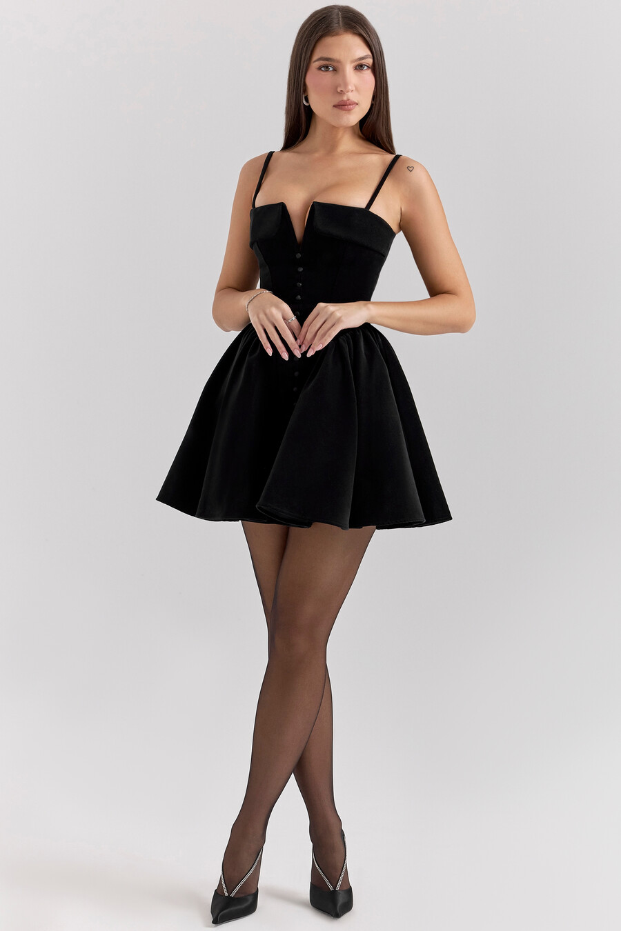 schwarzes minikleid aus samt und tüll