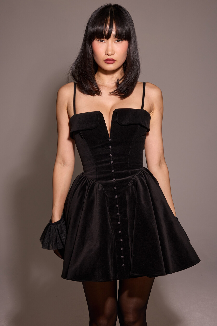 schwarzes minikleid aus samt und tüll