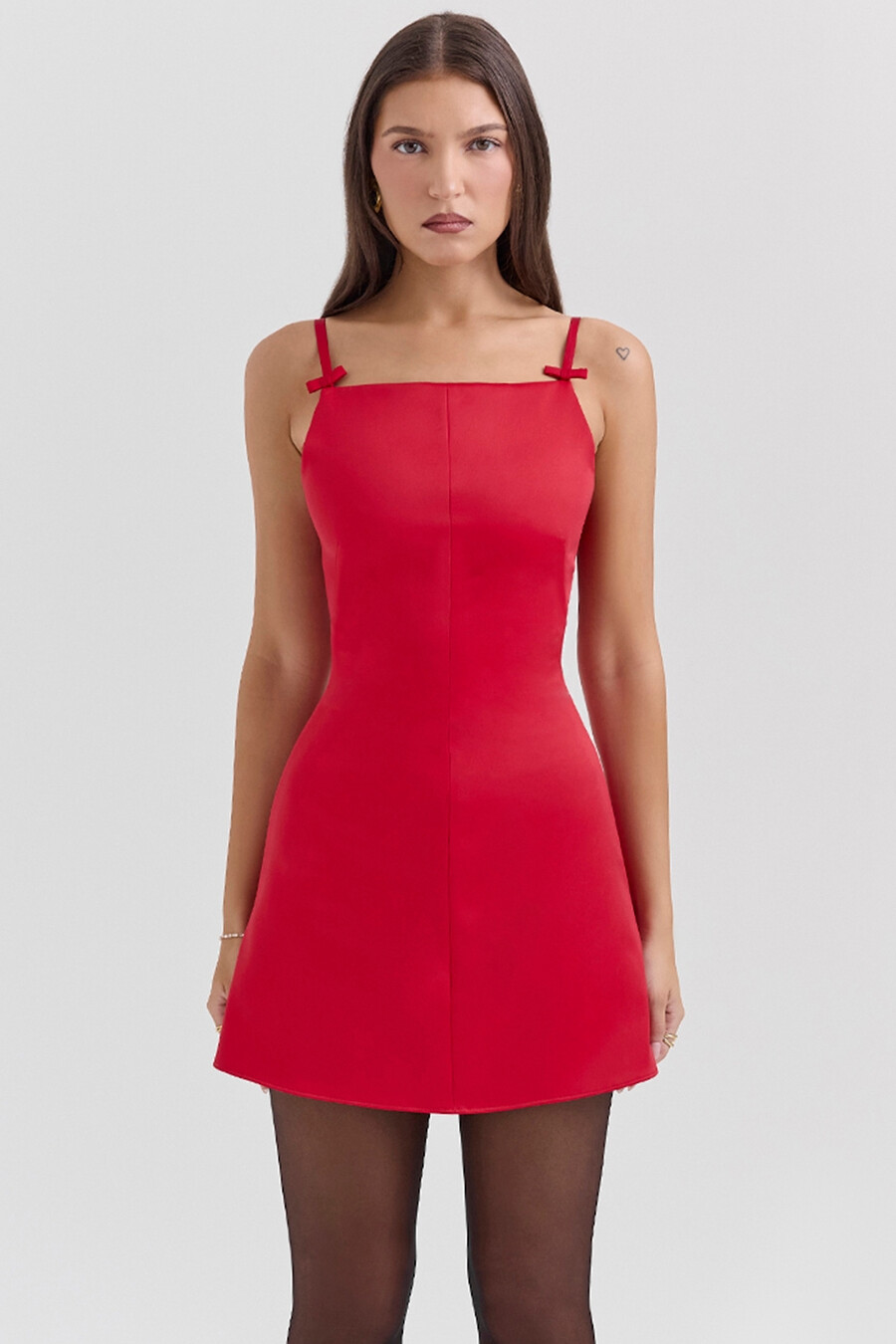 scharlachrotes minikleid in a-linie mit eckigem ausschnitt