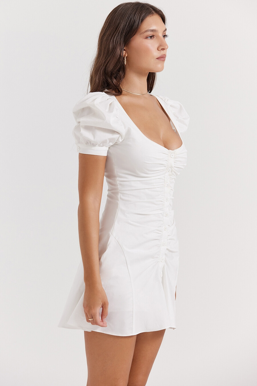weißes minikleid mit puffärmeln