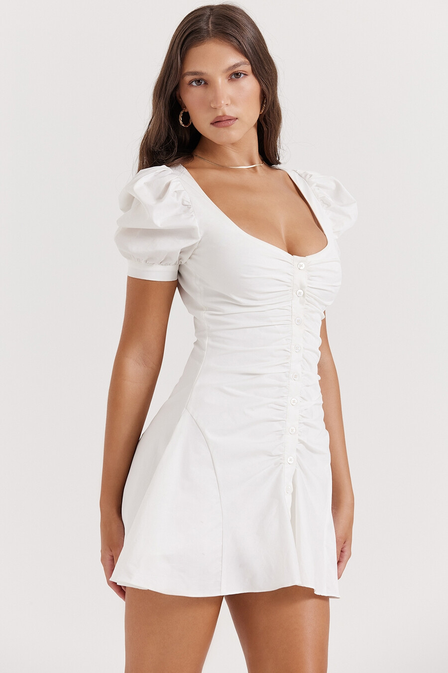 weißes minikleid mit puffärmeln