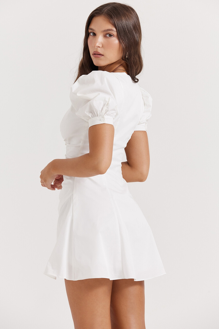 weißes minikleid mit puffärmeln