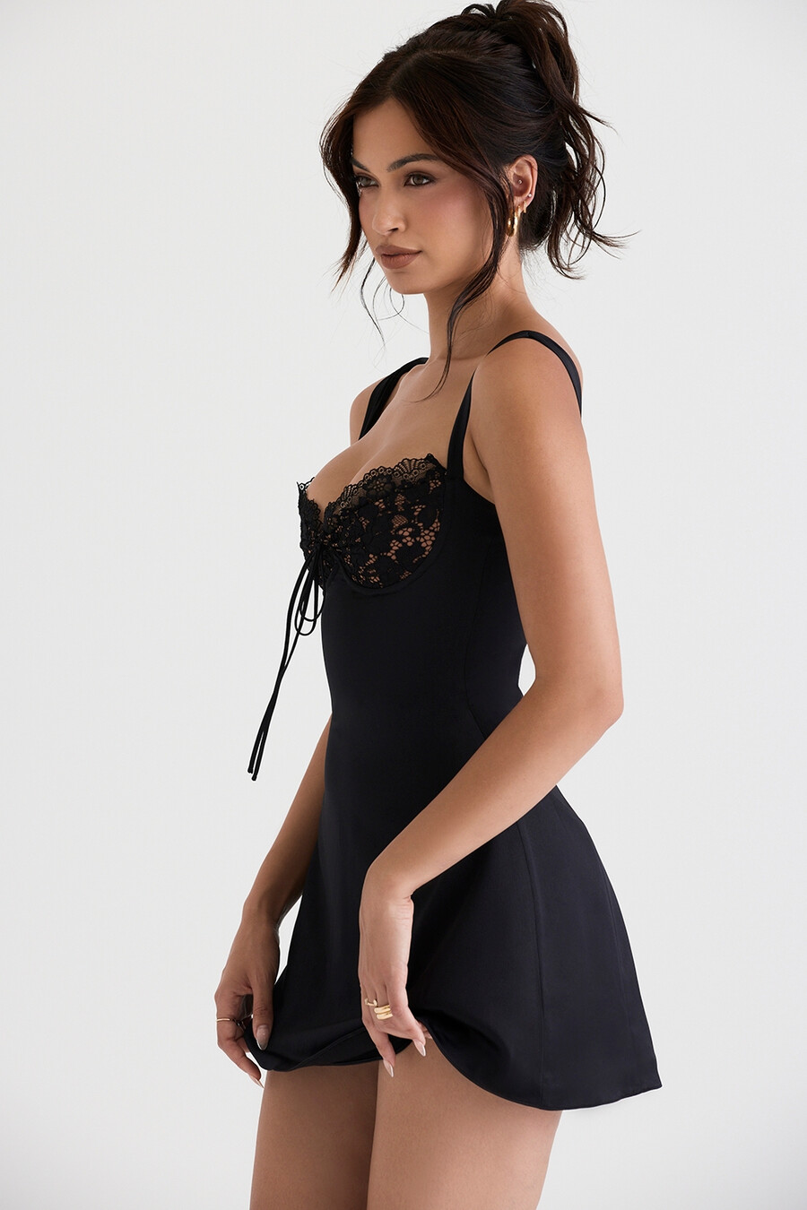 schwarzes minikleid aus satin und spitze