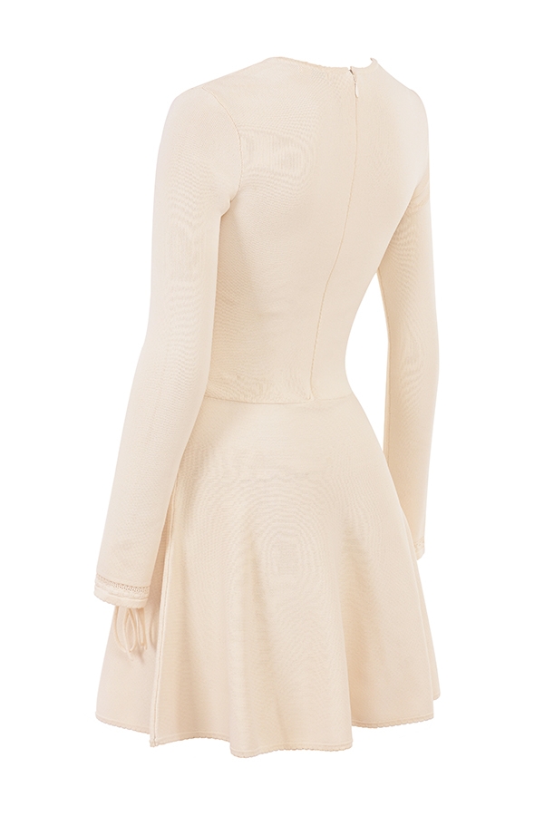 zartes cremefarbenes strickminikleid