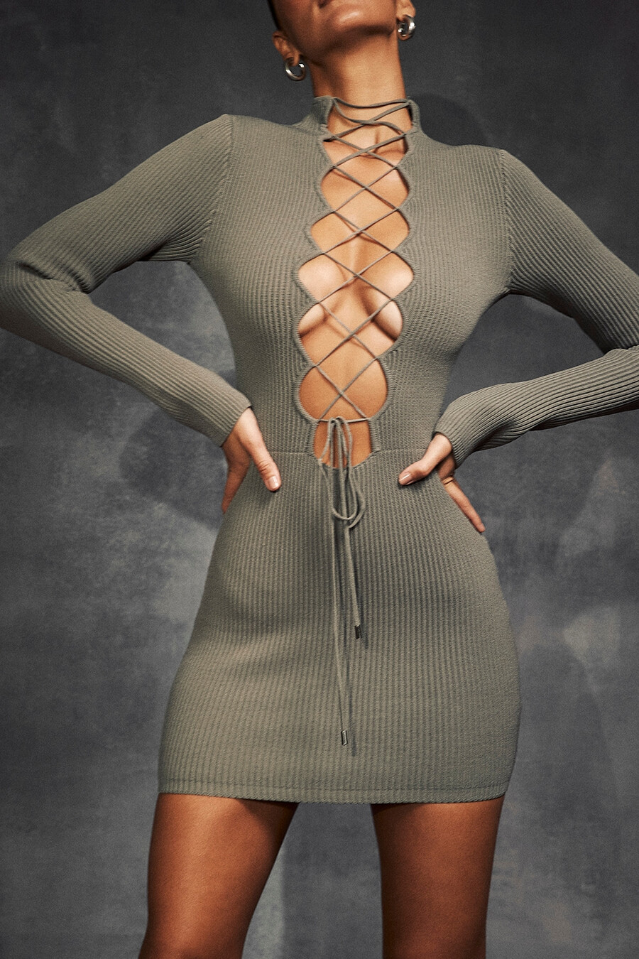 artischocken-strickkleid mit schnürung