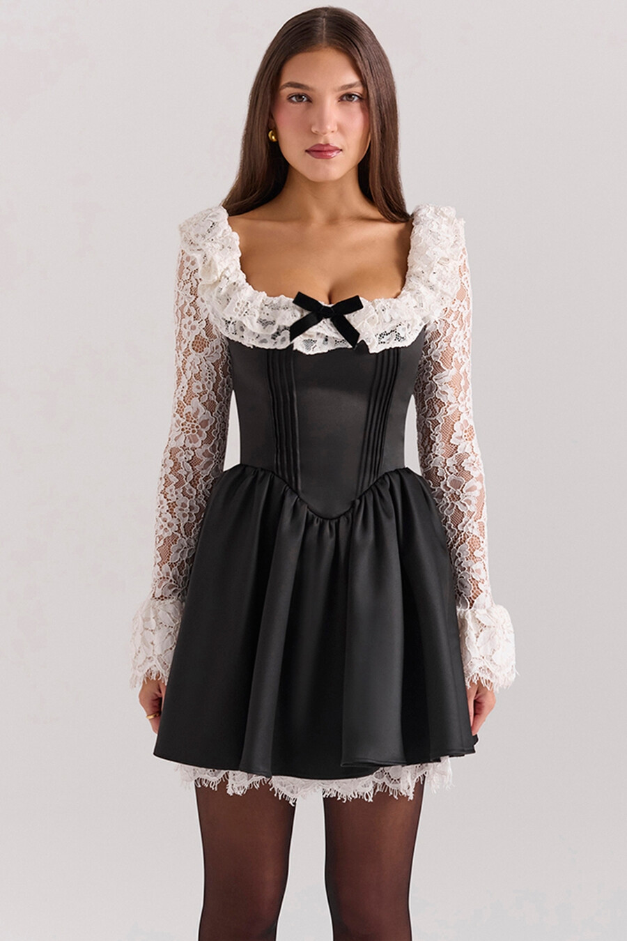 schwarzes minikleid aus spitze mit rüschen