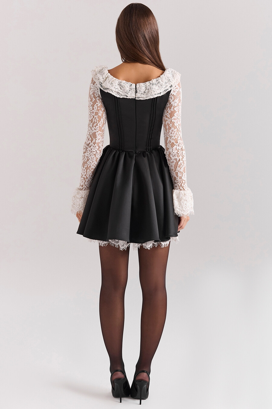 schwarzes minikleid aus spitze mit rüschen