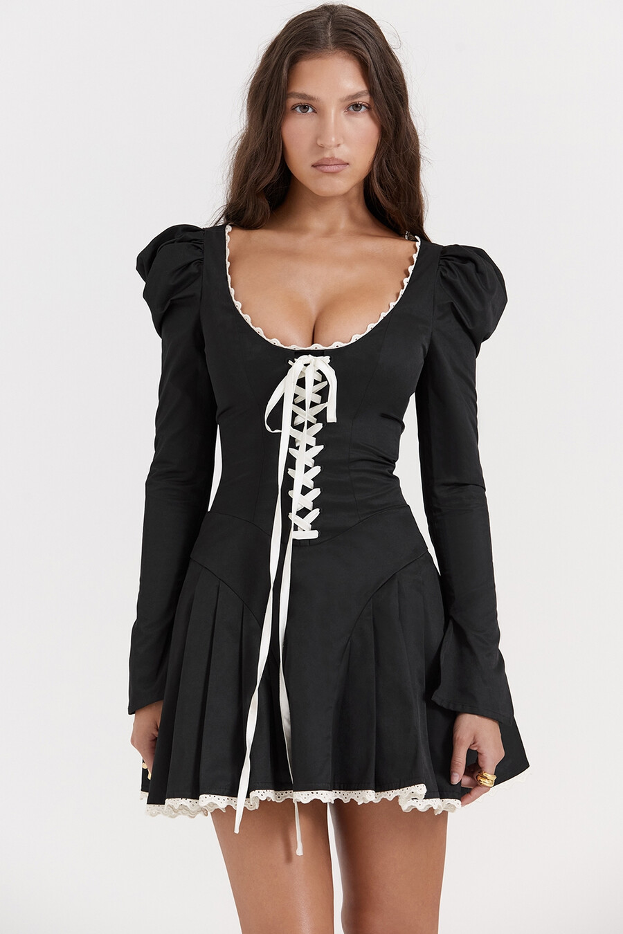 schwarzes und cremefarbenes plissiertes minikleid