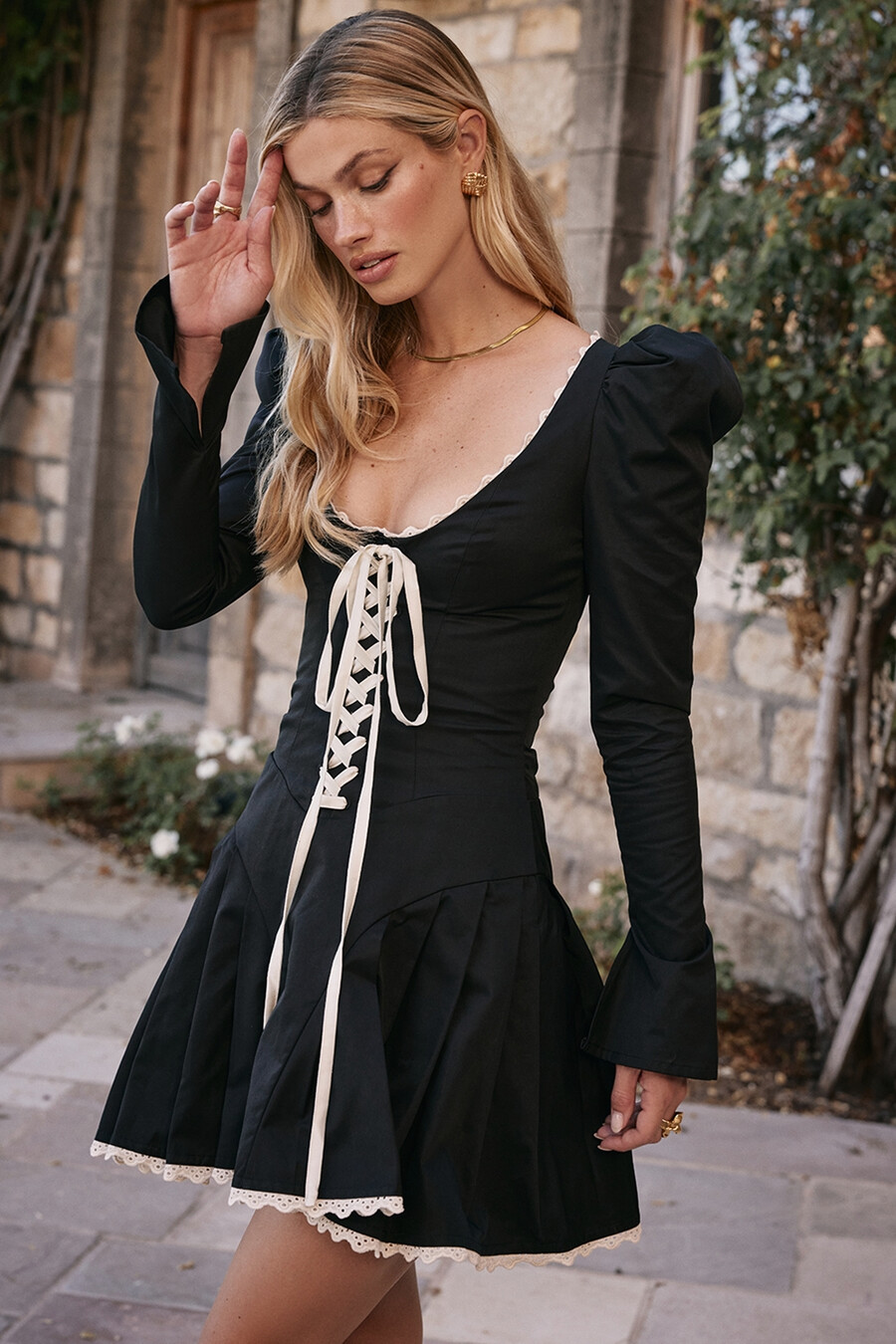 schwarzes und cremefarbenes plissiertes minikleid