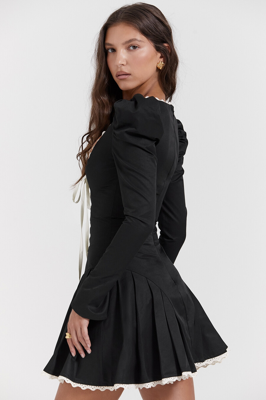 schwarzes und cremefarbenes plissiertes minikleid