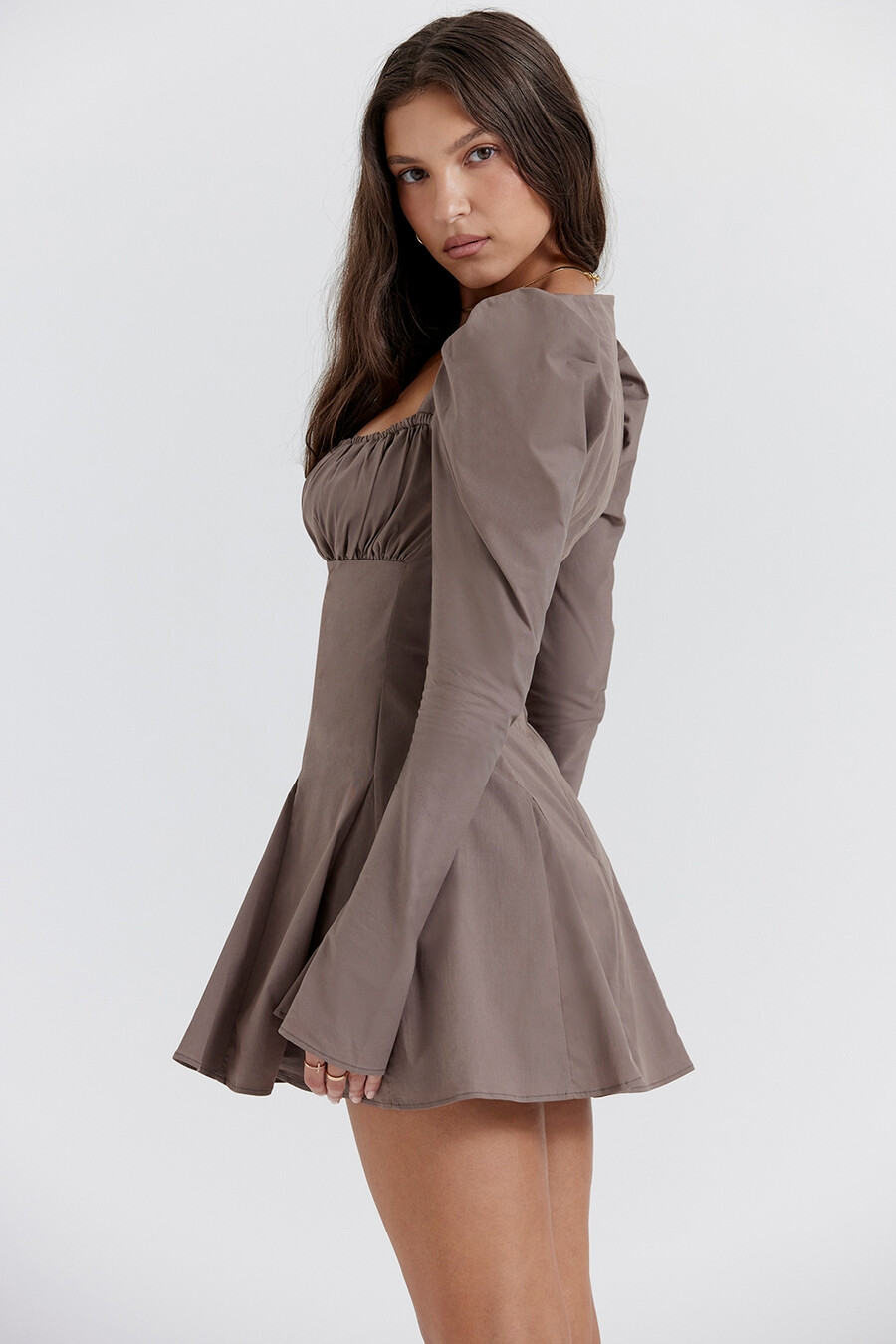 mokkafarbenes minikleid mit langen Ärmeln