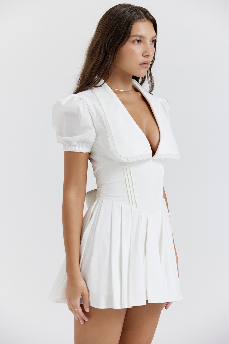 weißes plissiertes minikleid