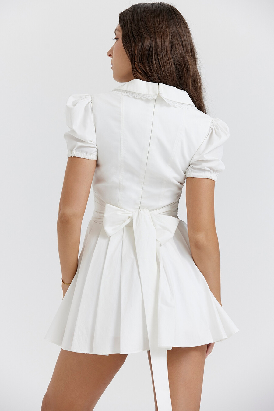 weißes plissiertes minikleid