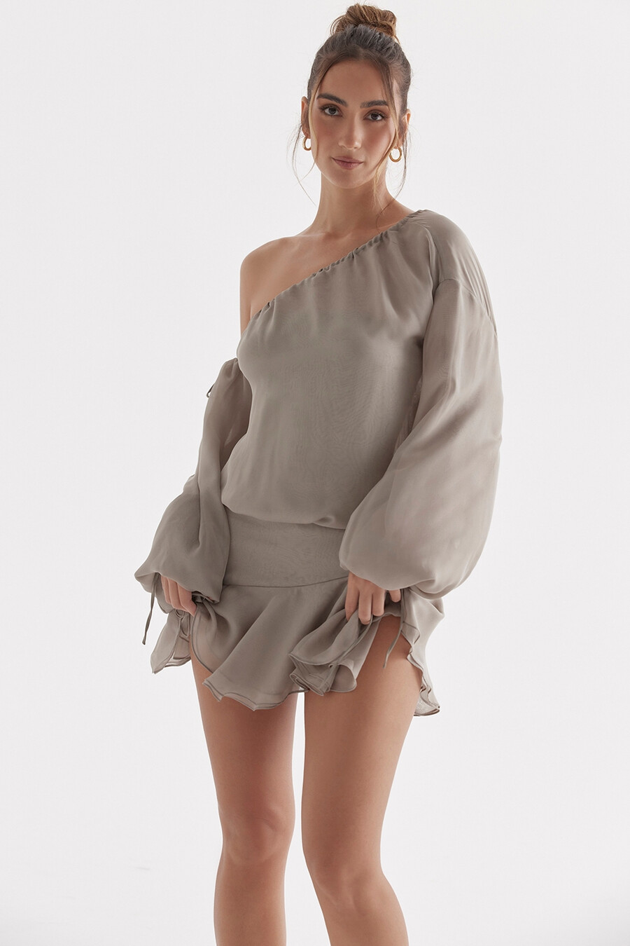 aschgrünes schulterfreies kleid