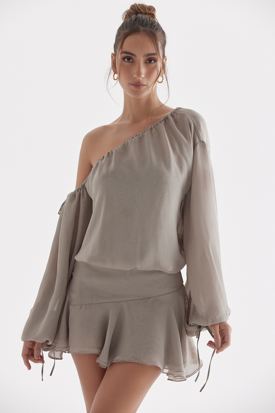 aschgrünes schulterfreies kleid