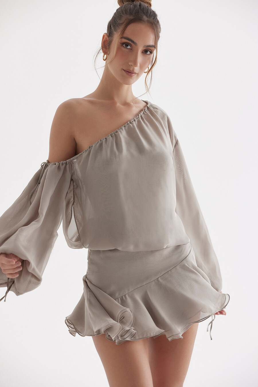 aschgrünes schulterfreies kleid