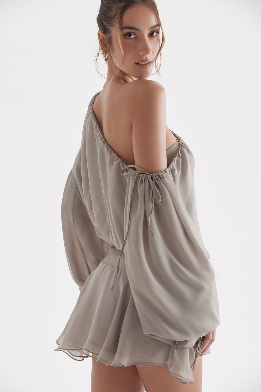 aschgrünes schulterfreies kleid
