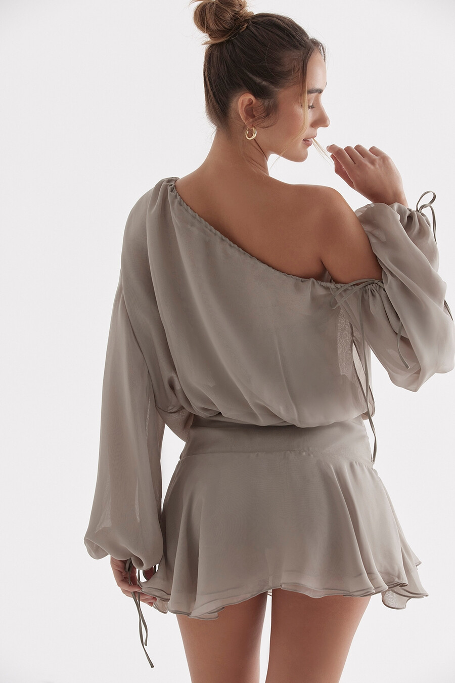 aschgrünes schulterfreies kleid