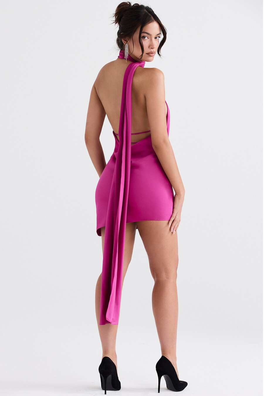 pinkes kleid mit asymmetrischem wickelausschnitt