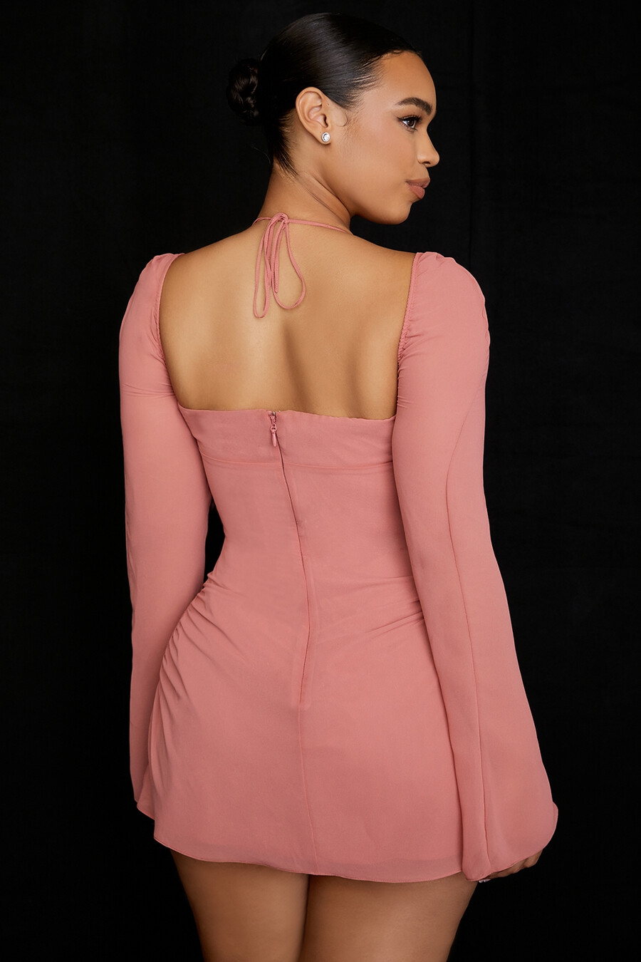 rosa chiffon-minikleid mit cut-out-halter-oberteil