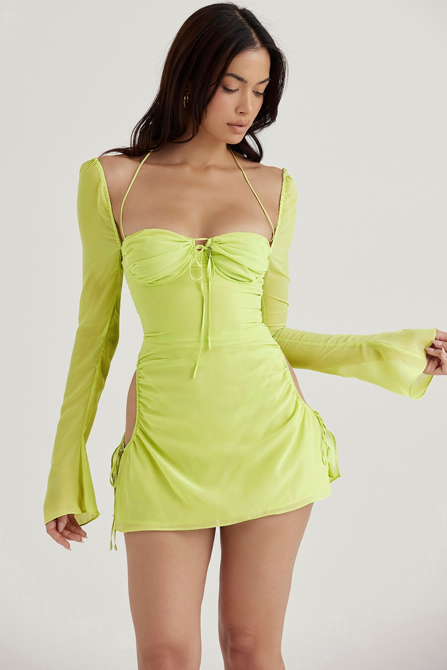 limettengrünes chiffon-halter-minikleid