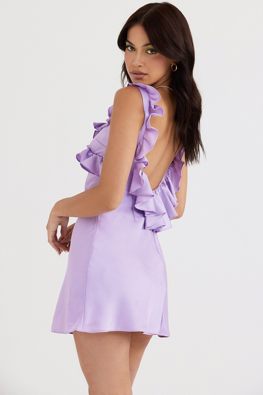 orchideenfarbenes minikleid aus satin mit rüschen