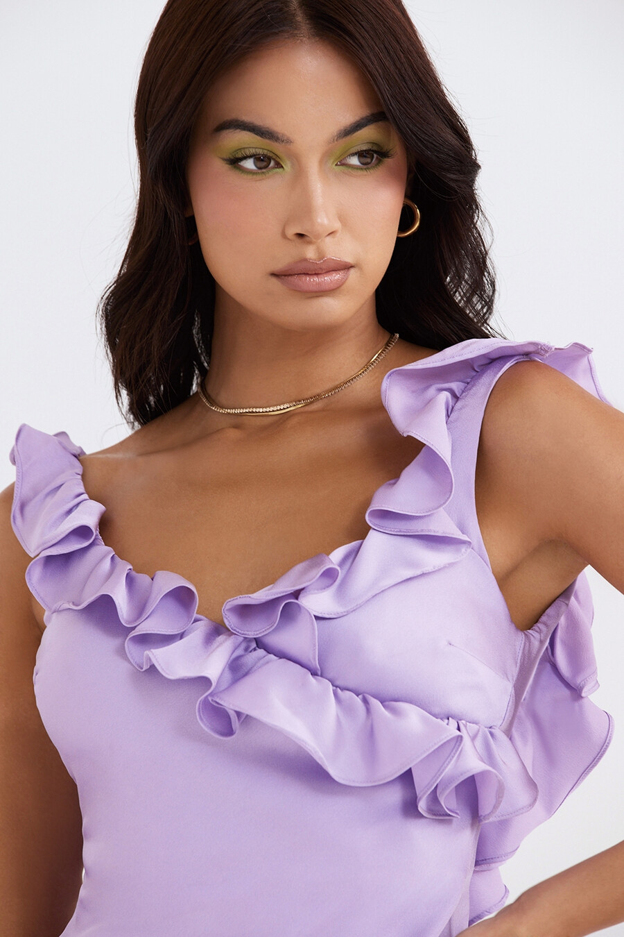 orchideenfarbenes minikleid aus satin mit rüschen