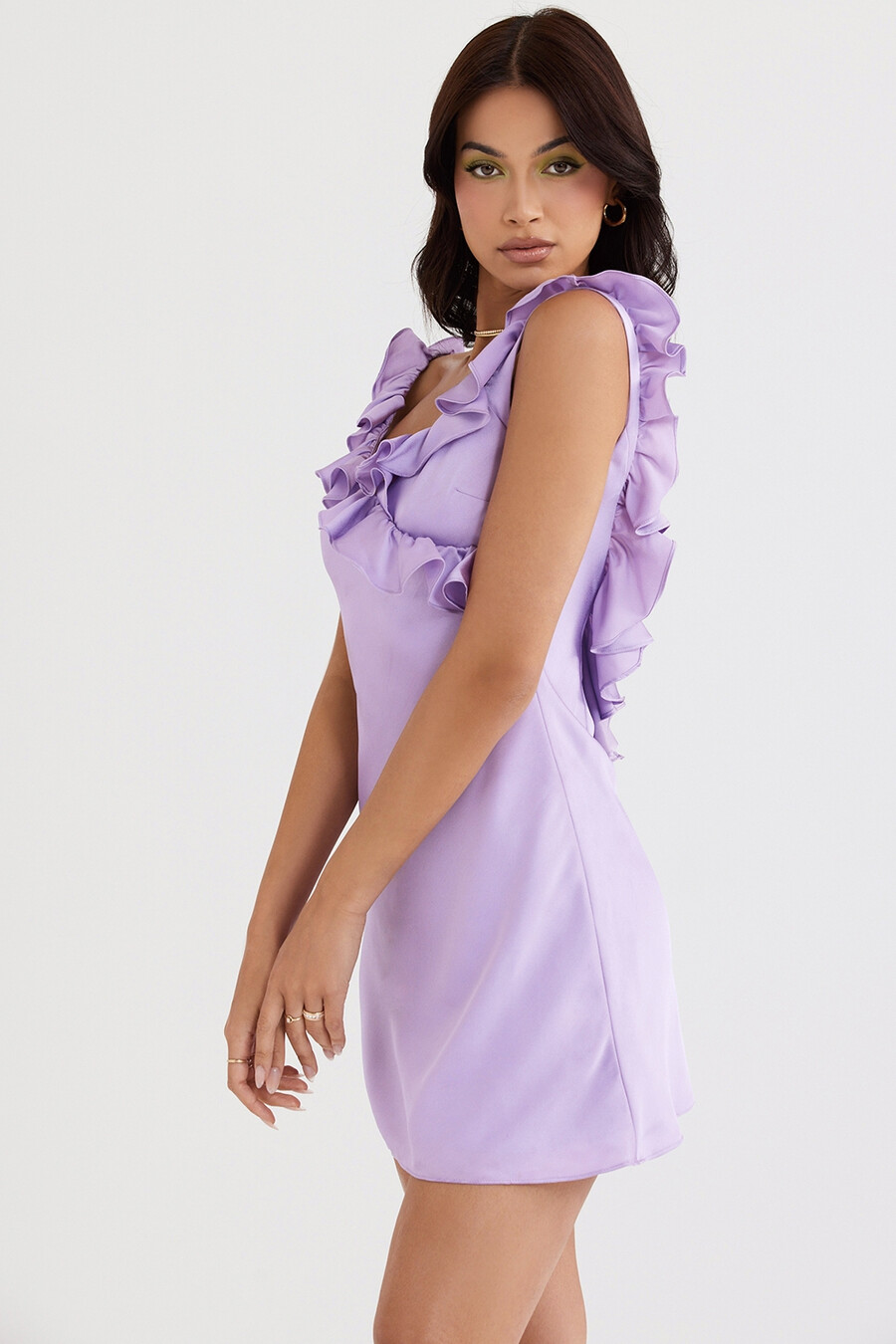 orchideenfarbenes minikleid aus satin mit rüschen