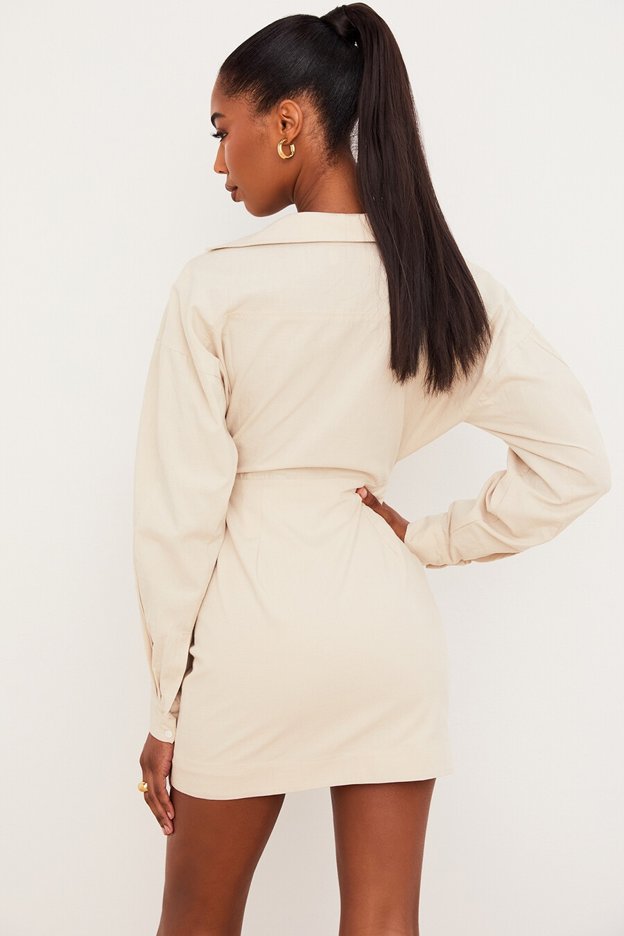 beigefarbenes leinenhemdkleid mit cut-outs