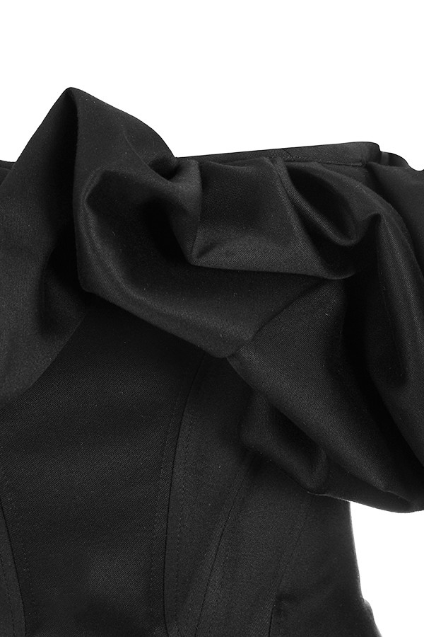 schwarzes satinkleid mit puffärmeln