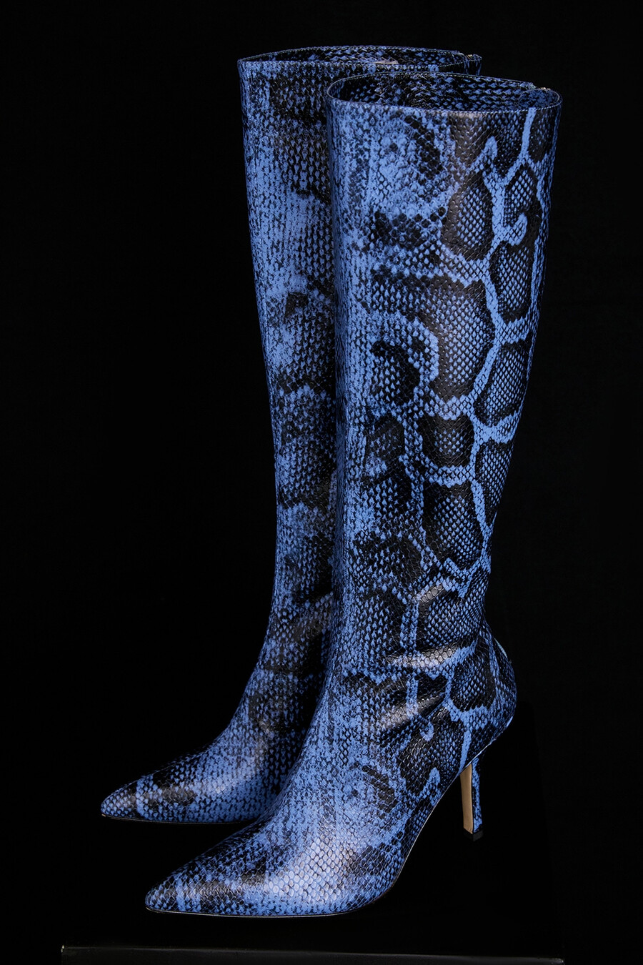 kniehohe stiefel aus blauem leder mit print
