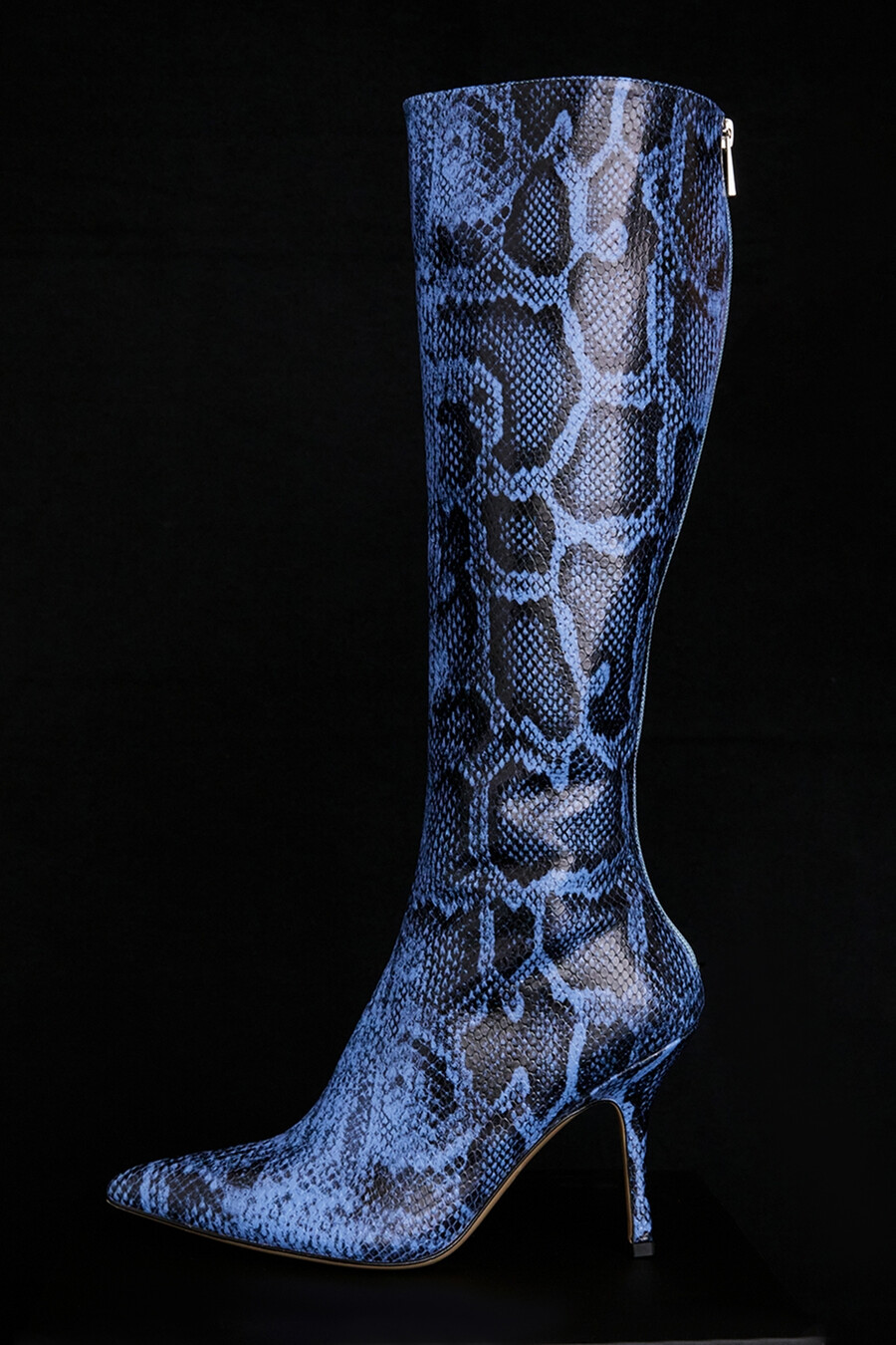 kniehohe stiefel aus blauem leder mit print