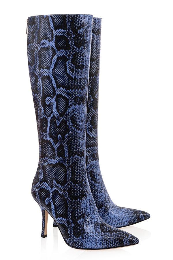 kniehohe stiefel aus blauem leder mit print