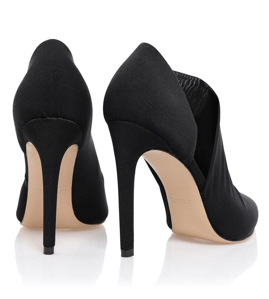 schwarze wildleder-pumps mit cut-outs