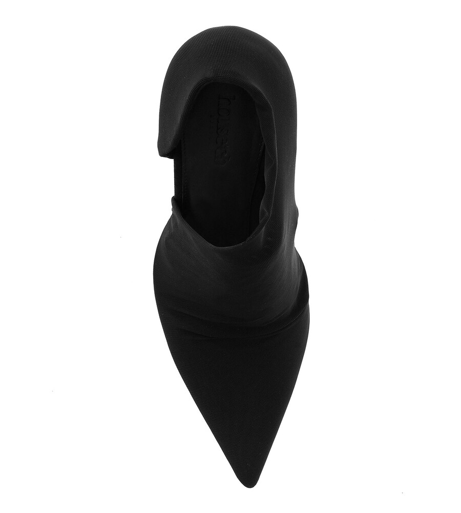 schwarze wildleder-pumps mit cut-outs