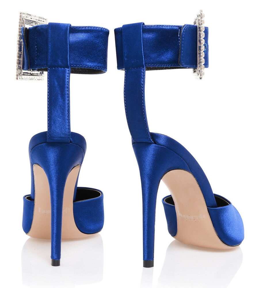 kobaltblaue pumps mit kristallschnalle