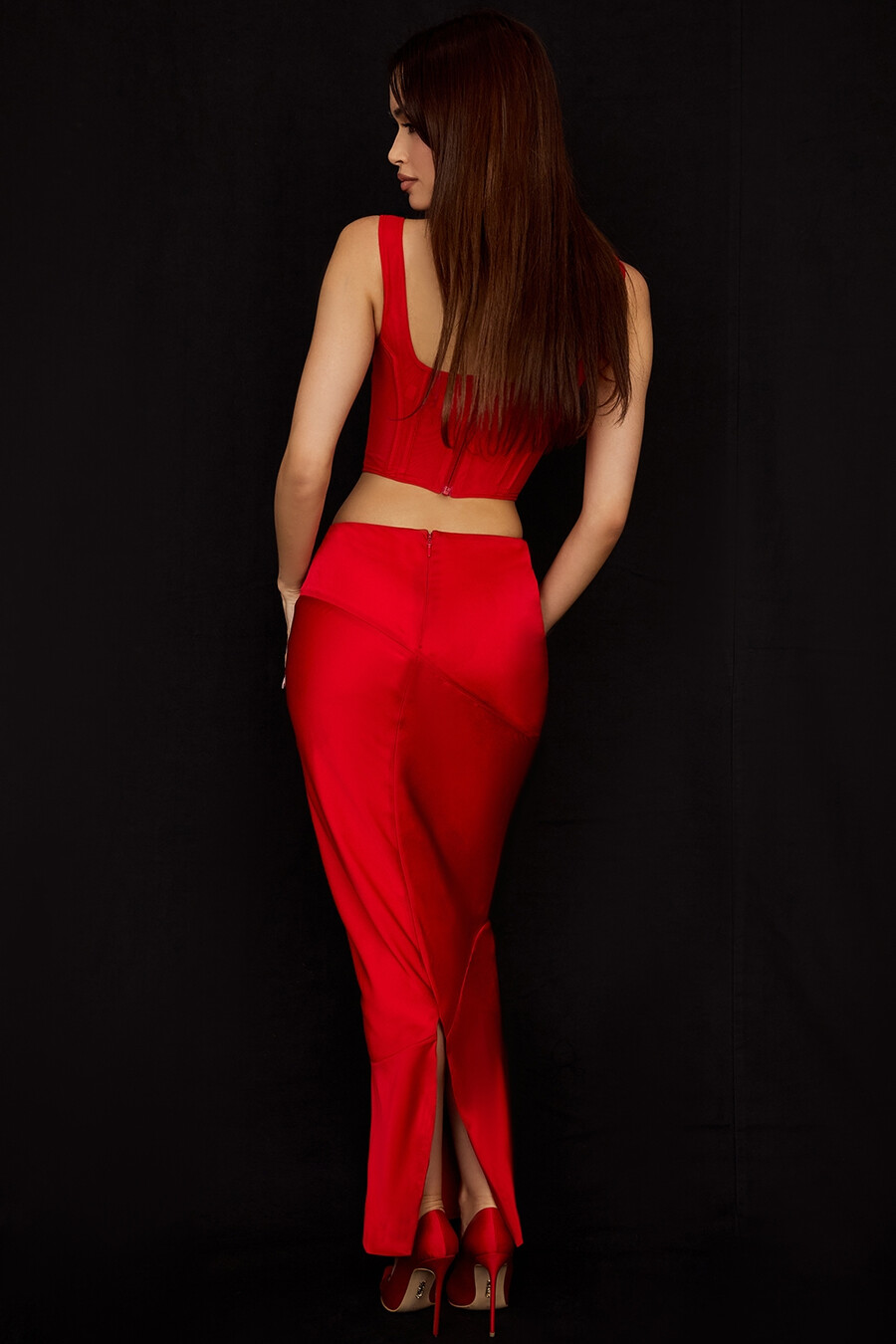 scharlachroter satin-midirock mit niedrigem bund