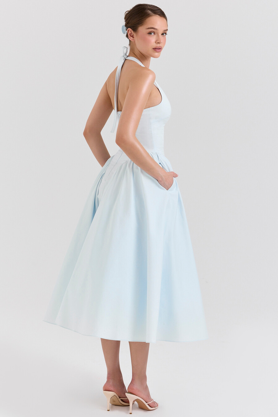 hellblaues midi-sommerkleid aus baumwolltwill mit neckholder