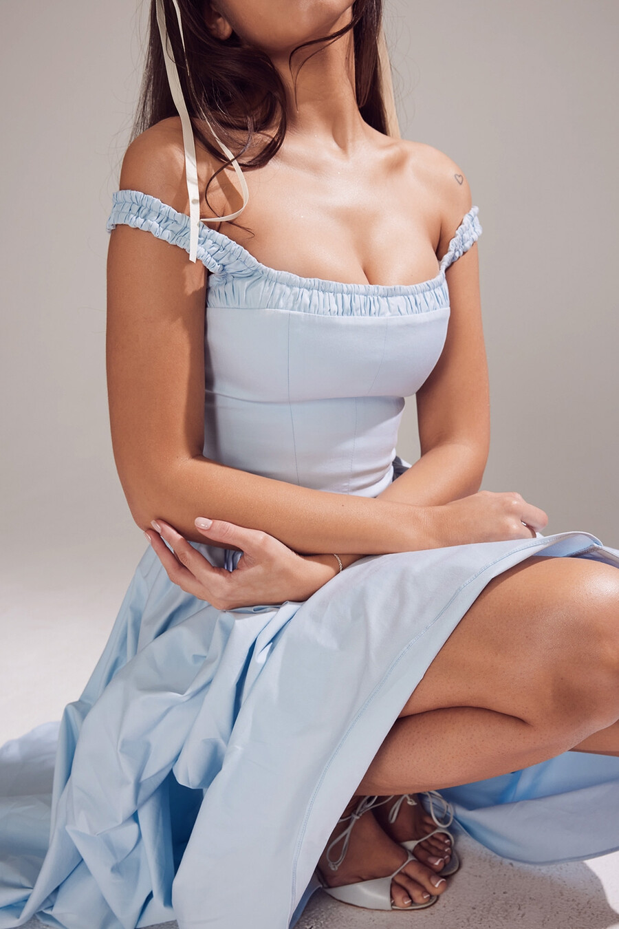 italienisches azurblaues midi-sommerkleid aus baumwolle