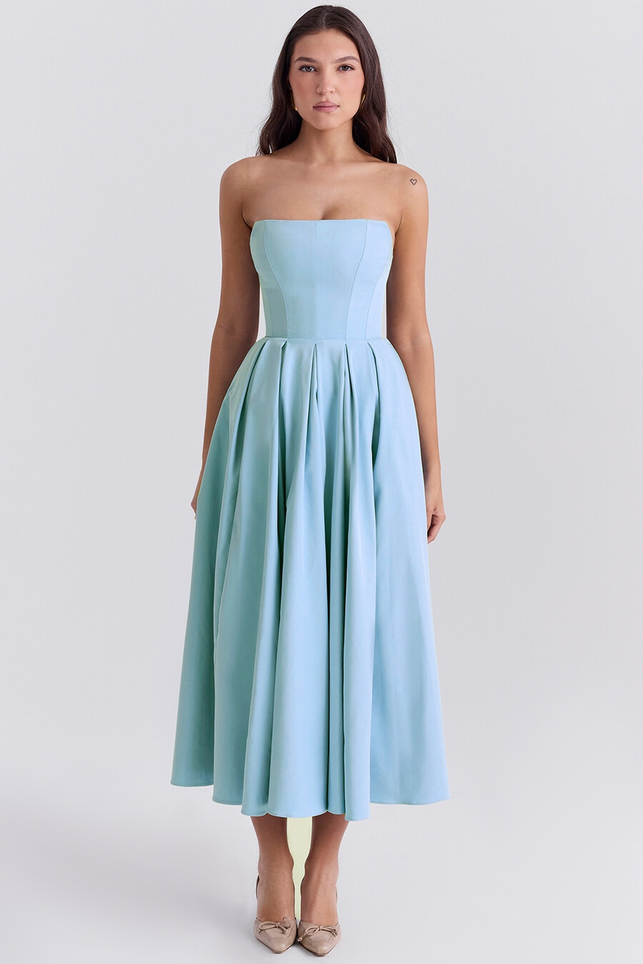toskanablaues trägerloses midi-sommerkleid
