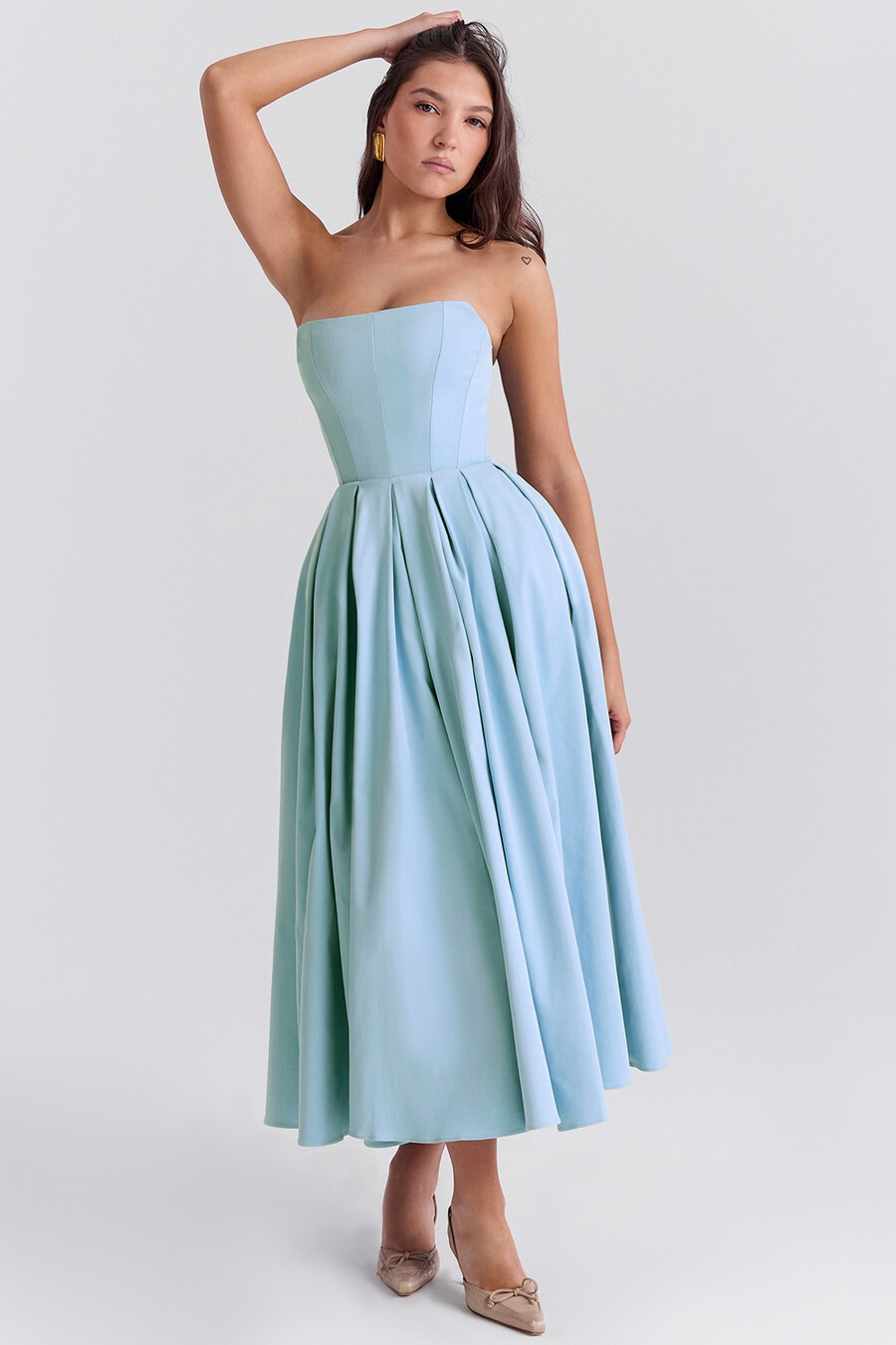 toskanablaues trägerloses midi-sommerkleid