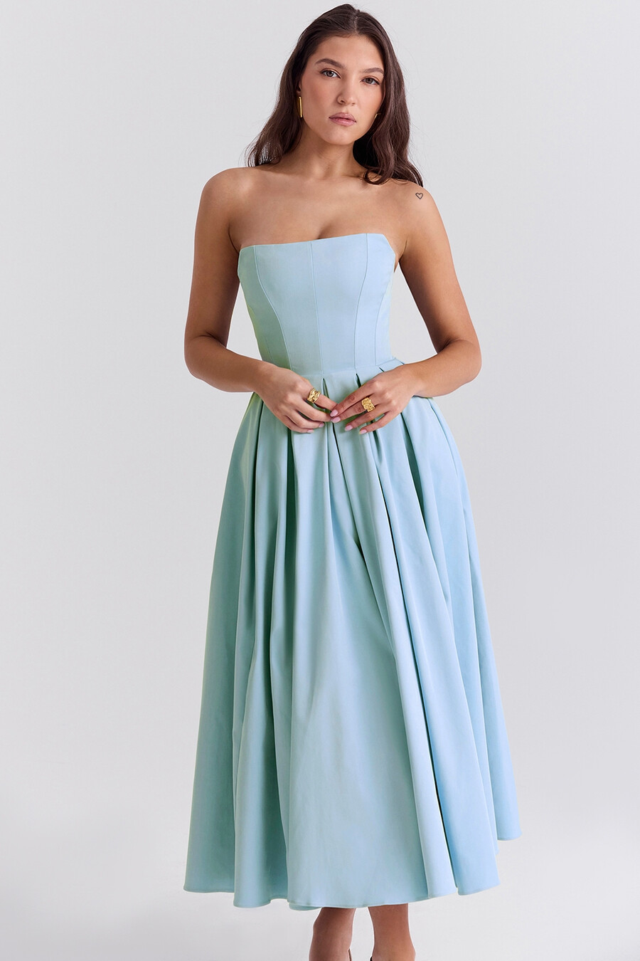 toskanablaues trägerloses midi-sommerkleid