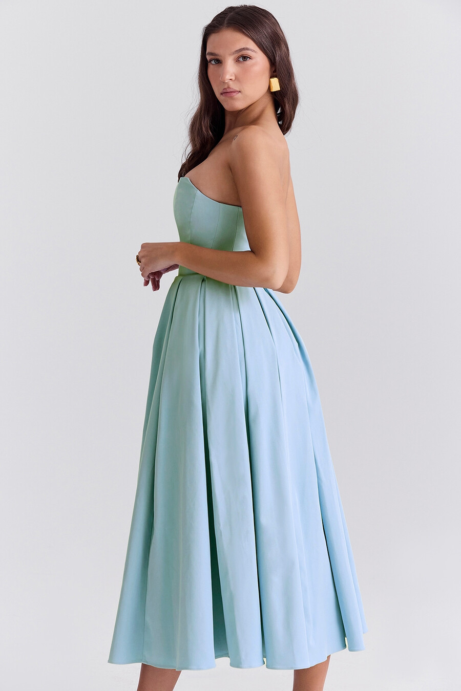 toskanablaues trägerloses midi-sommerkleid