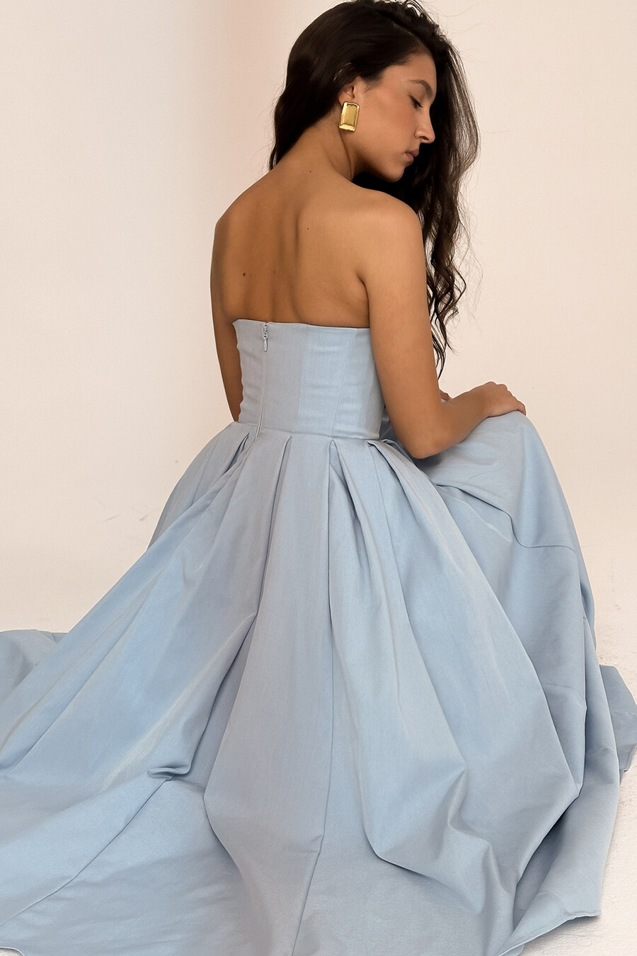 toskanablaues trägerloses midi-sommerkleid